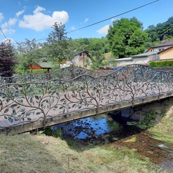 Ručne kované zábradlie vyrobené ako zábrana na moste nad potokom Ručne kované zábradlie vyrobené ako zábrana na moste nad potokom