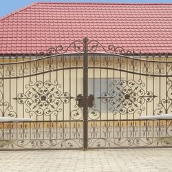 Kovaná brána z UKOVMI vyrobená pre rodinný dom Kovaná brána z UKOVMI vyrobená pre rodinný dom