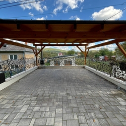 Kované zábradlie v prístrešku pre autá - exteriérové zíbradlie Kované zábradlie v prístrešku pre autá - exteriérové zíbradlie