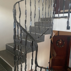 Kované zábradlie na dvoch poschodiach vo vstupnej chodbe viacgeneračného rodinného domu Kované zábradlie na dvoch poschodiach vo vstupnej chodbe viacgeneračného rodinného domu