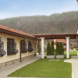 Ozdobné kované mreže na oknách rodinného domu Ozdobné kované mreže na oknách rodinného domu