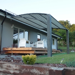 Moderné zastrešenie terasy - kvalitný kovaný prístrešok povrchovo upravený proti korózii Moderné zastrešenie terasy - kvalitný kovaný prístrešok povrchovo upravený proti korózii