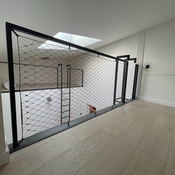 Kovové zábradlie s lankovou nerezovou sieťou Kovové zábradlie s lankovou nerezovou sieťou