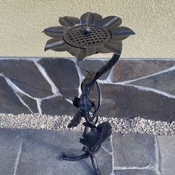 Hand forged sunflower-shaped ashtray - a luxury accessory Hand forged sunflower-shaped ashtray - a luxury accessory