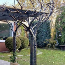 Umelecké dielo - prístrešok na terase postavený z ručne kovaných stromov Umelecké dielo - prístrešok na terase postavený z ručne kovaných stromov