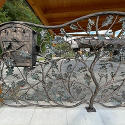 Ručne kované poštové schránky vsadené do luxusného oplotenia Ručne kované poštové schránky vsadené do luxusného oplotenia