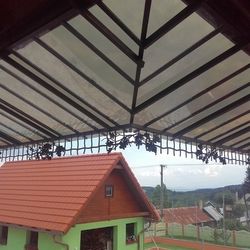 Kovaný prístrešok s prírodným dubovým motívom - zastrešenie balkóna Kovaný prístrešok s prírodným dubovým motívom - zastrešenie balkóna
